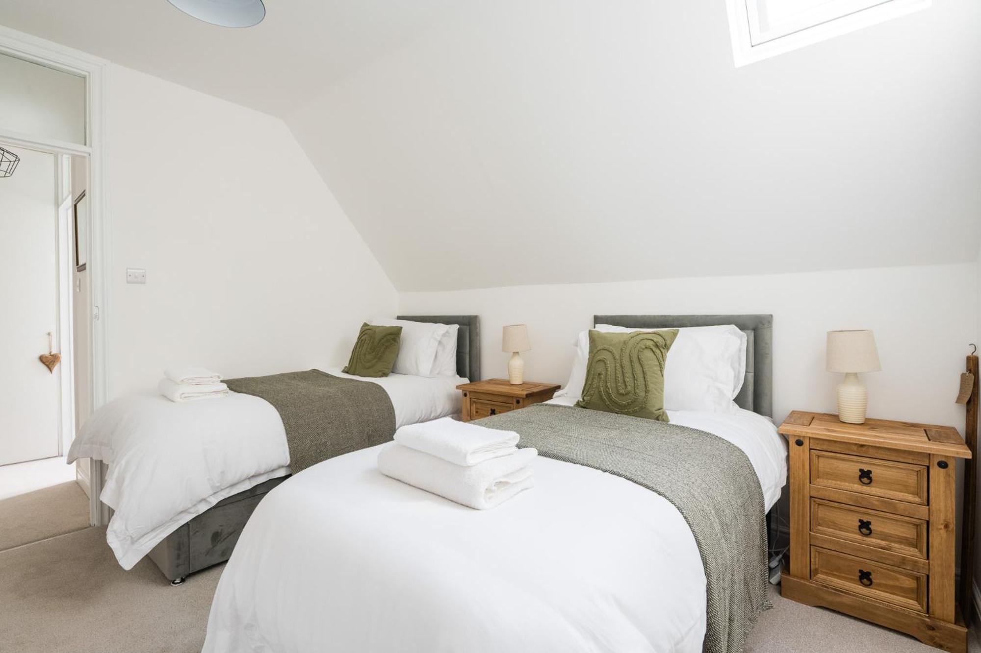 Eagle Cottage - Charming Cotswolds Getaway, Dog Friendly 怀克瑞辛顿 外观 照片